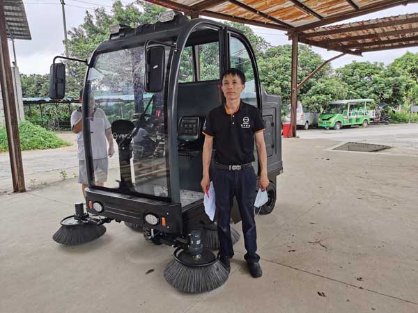 地面落葉交給揚(yáng)子電動掃地車